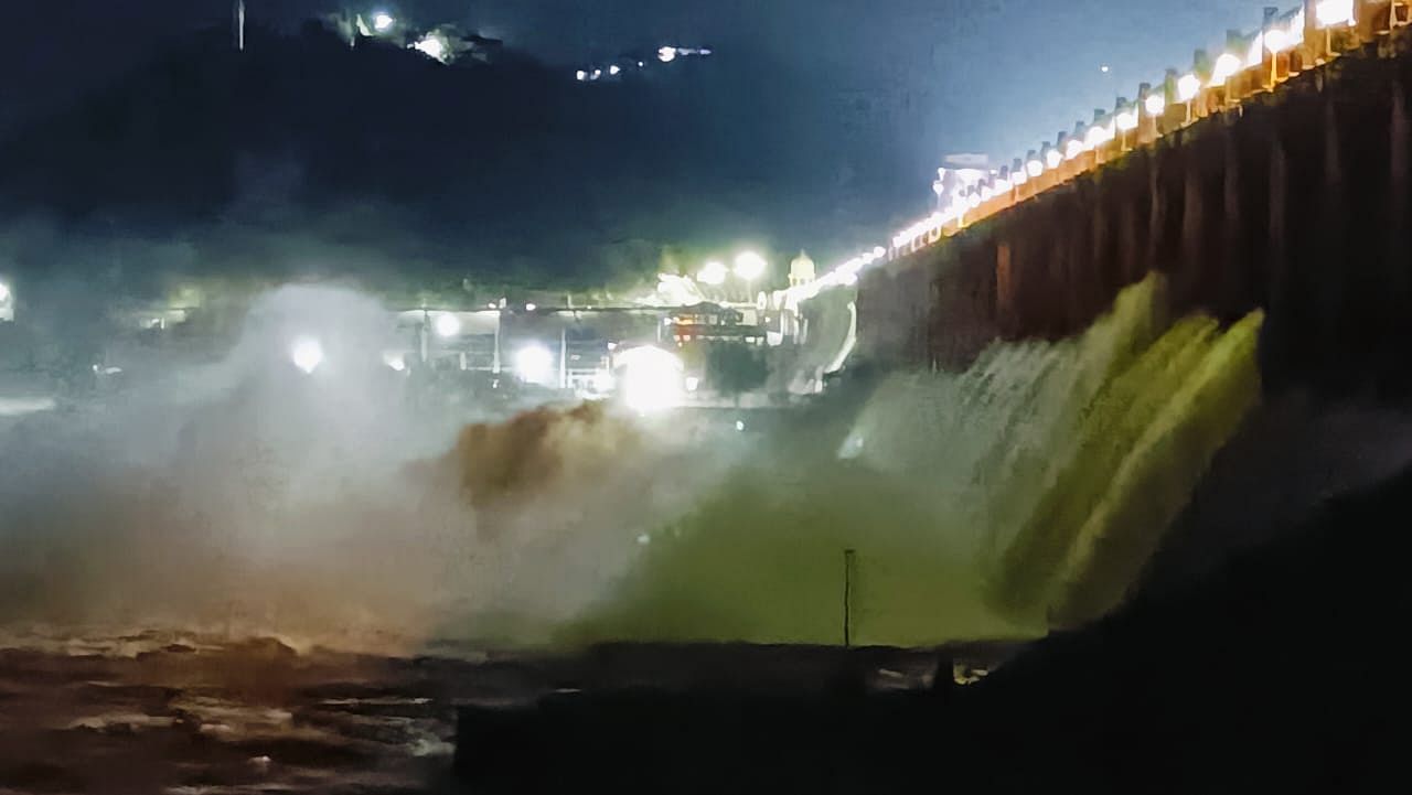 <div class="paragraphs"><p>Tungabhadra dam incident: The 19th gate's chain snapped, causing a sudden outflow of 35,000 cusec water into the river.</p></div>